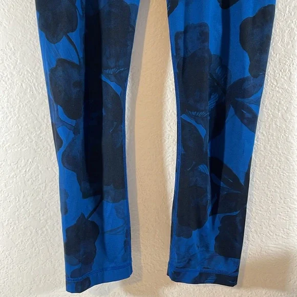 LULULEMON Athletica Blue Floral Wunder Under Crop
Leggings Size 4 - Picture 5 of 12